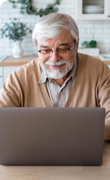 Osoba starsza korzystająca z laptopa